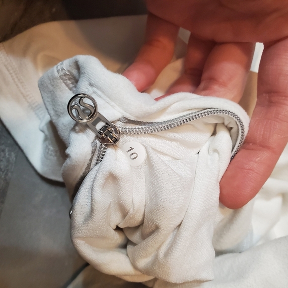 Lululemon Run: Your Heart Out Pullover. Thumbholes. White. Size 10. - Picture 9 of 13